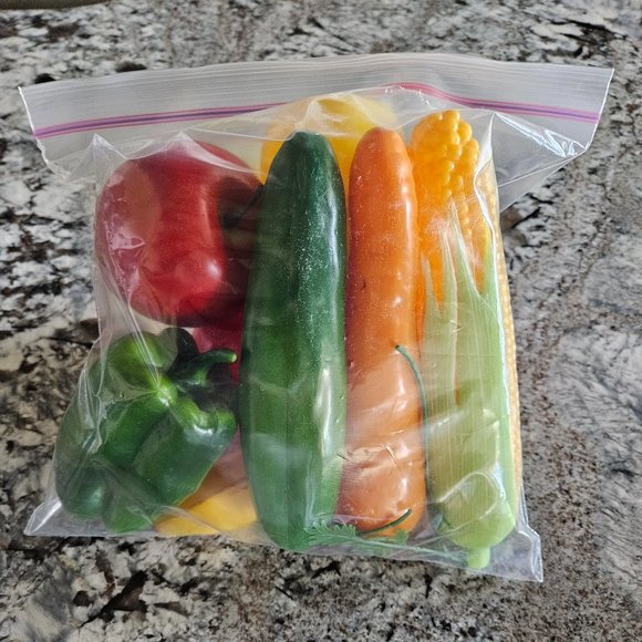 BRAND NEW SET OF 10 PLASTIC FRUITS AND VEGETABLES IN ROUND, WOVEN WICKER BASKET - Picture 11 of 13